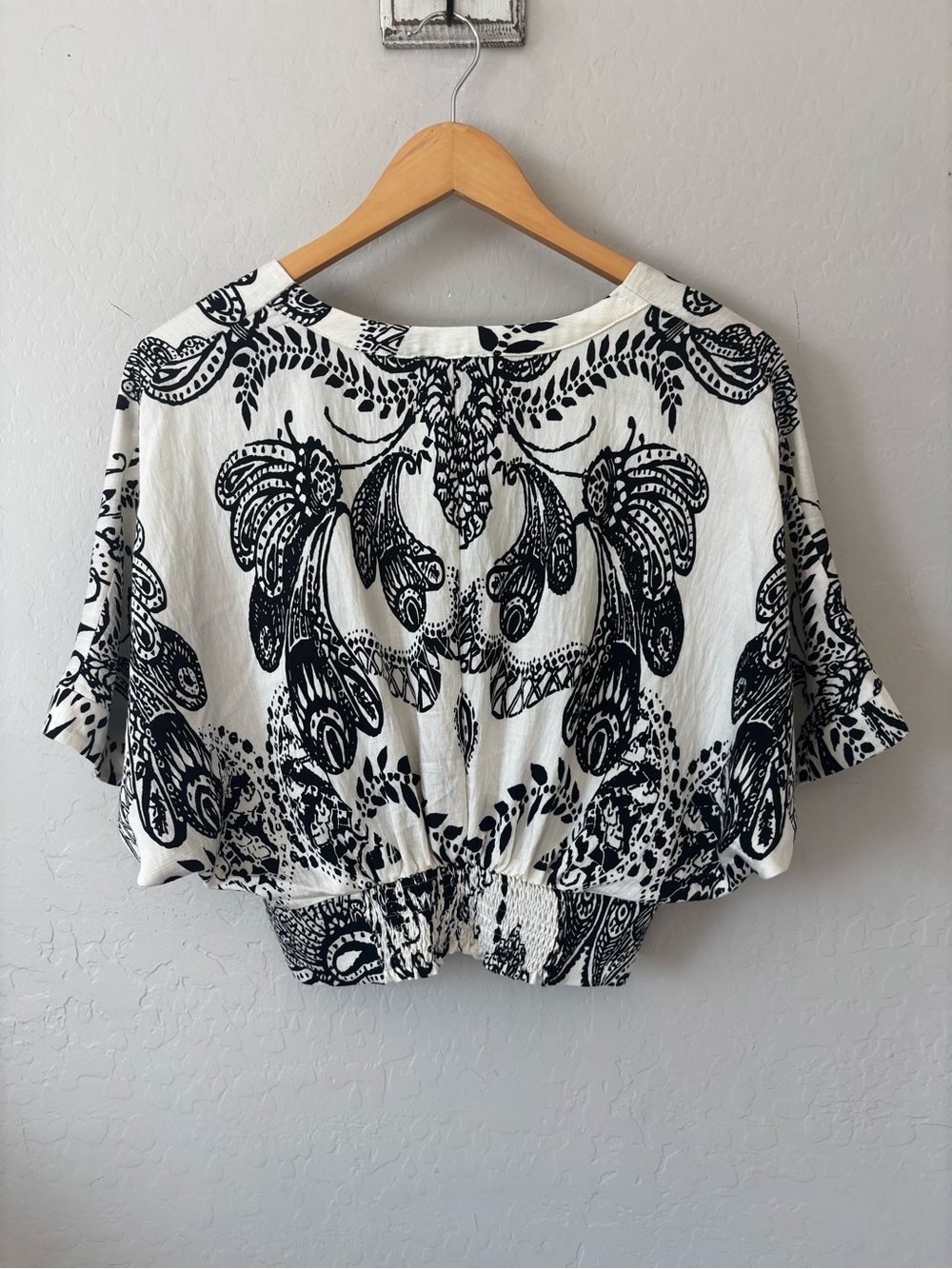 Milk & Honey Black & White Printed V-Neck Crop Blouse - Picture 5 of 7